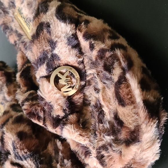 Michael Kors Slippers - Picture 2 of 4